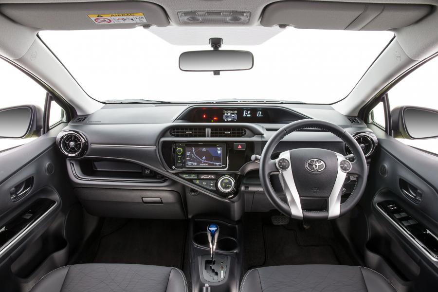  Toyota Prius c i-Tech 2015 года  (AU) (фото 9 из 10)